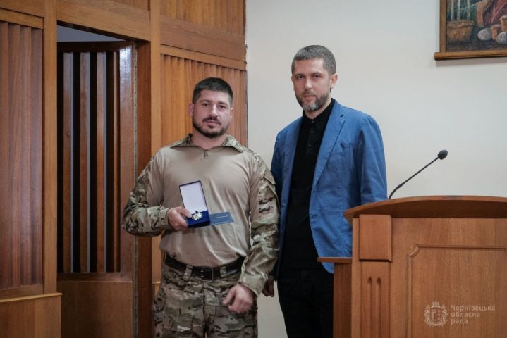 Під час сесії Олексій Бойко вручив грамоти й нагороди буковинцям