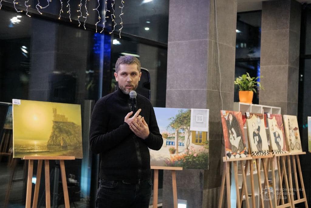 У Чернівцях відкрили благодійну виставку-продаж картин
