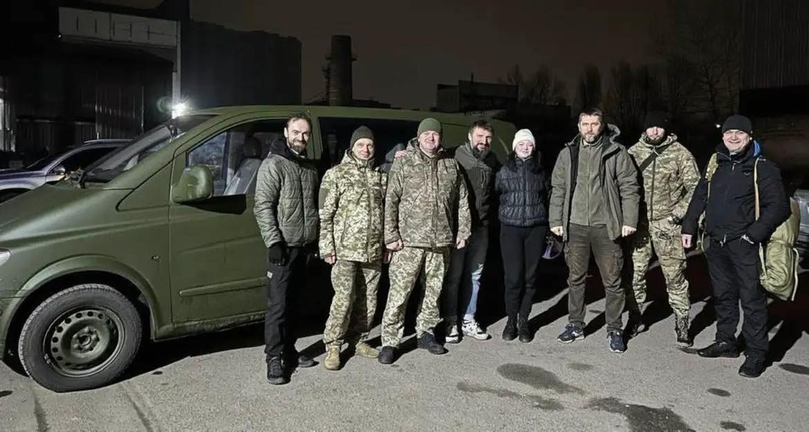 Олексій Бойко та працівники облради доправили автівки захисникам на передову