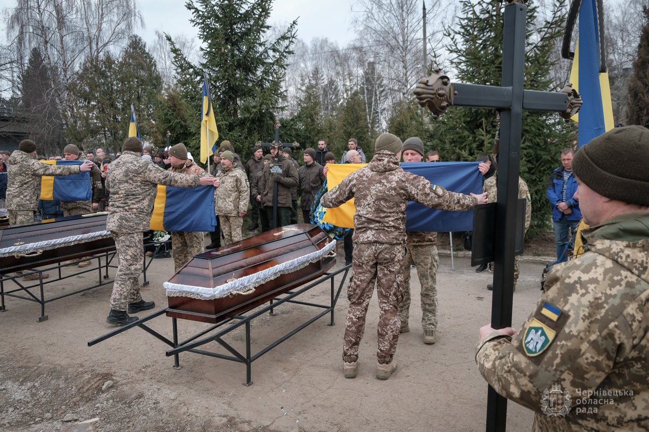 У Чернівцях сьогодні провели в останню дорогу трьох Захисників, які віддали життя за Україну