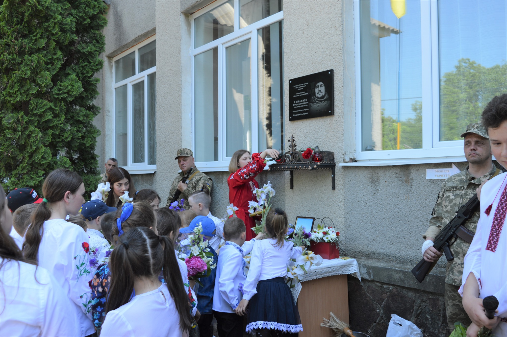 Меморіальну дошку учаснику російсько-української війни Дмитру Гаманюку днями відкрили та освятили у селі Довжок, що в Новоселицькій громаді