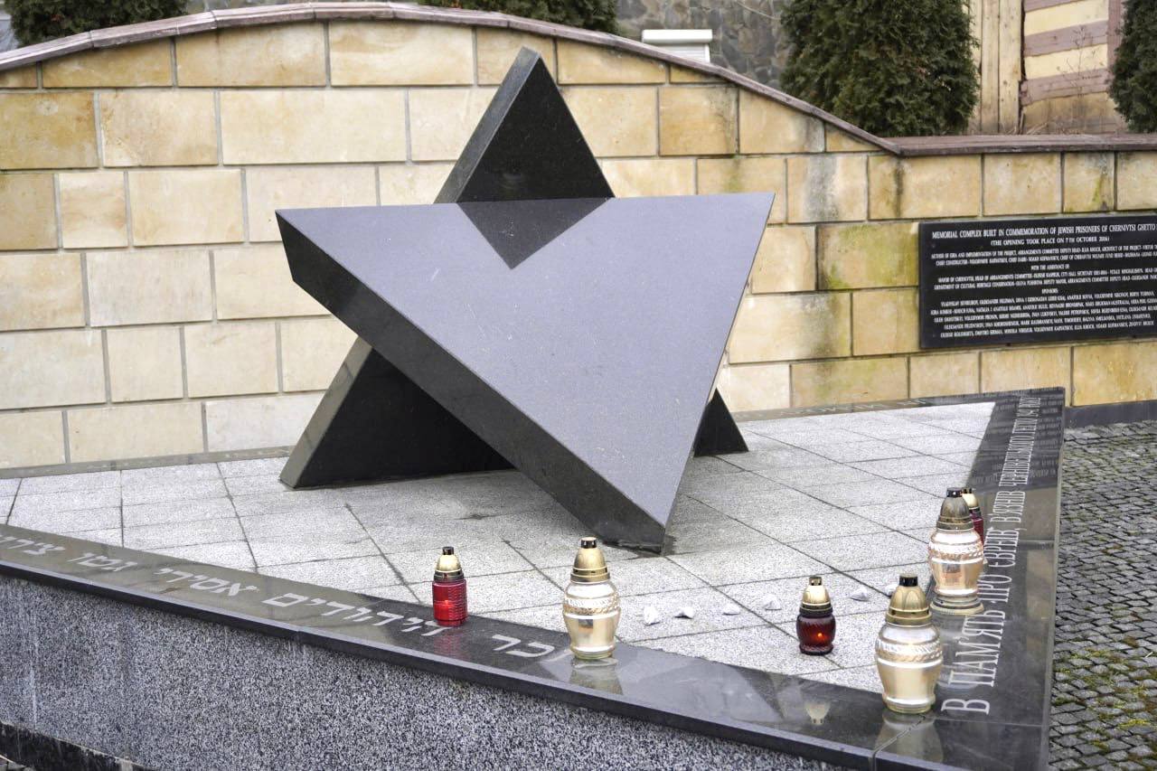 У переддень пам’яті жертв Голокосту буковинці вшанували в’язнів та усіх, хто постраждав від нацистського режиму.