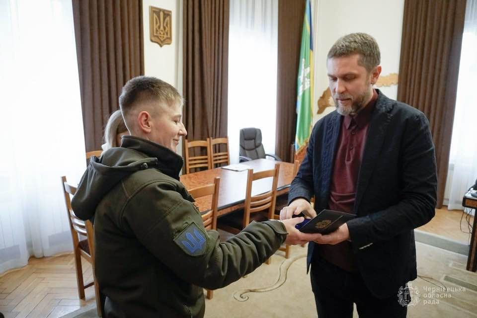 Відважній захисниці Павліні Николаєвич вручили нагрудний знак, диплом і посвідчення «Почесний громадянин Буковини»