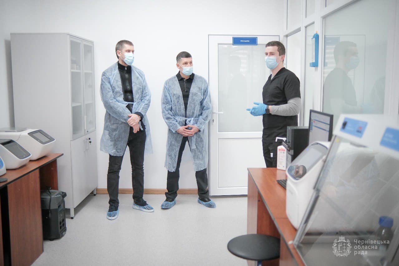 При Чернівецькому науково-дослідному експертно-криміналістичному центрі МВС України працює одна з 11 в державі повнопрофільних молекулярно-генетичних лабораторій
