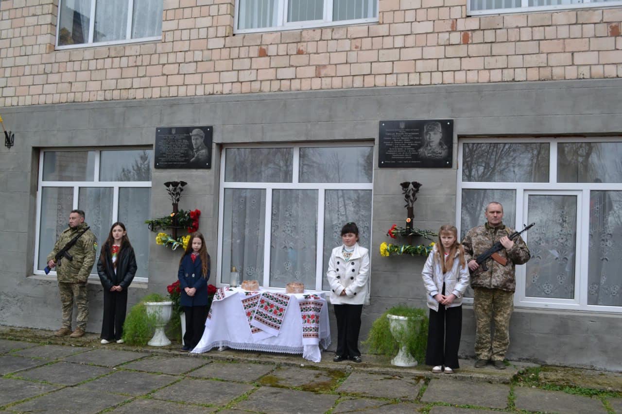 У селі Бузовиця Кельменецької громади відкрили меморіальні дошки в пам’ять про загиблих Героїв