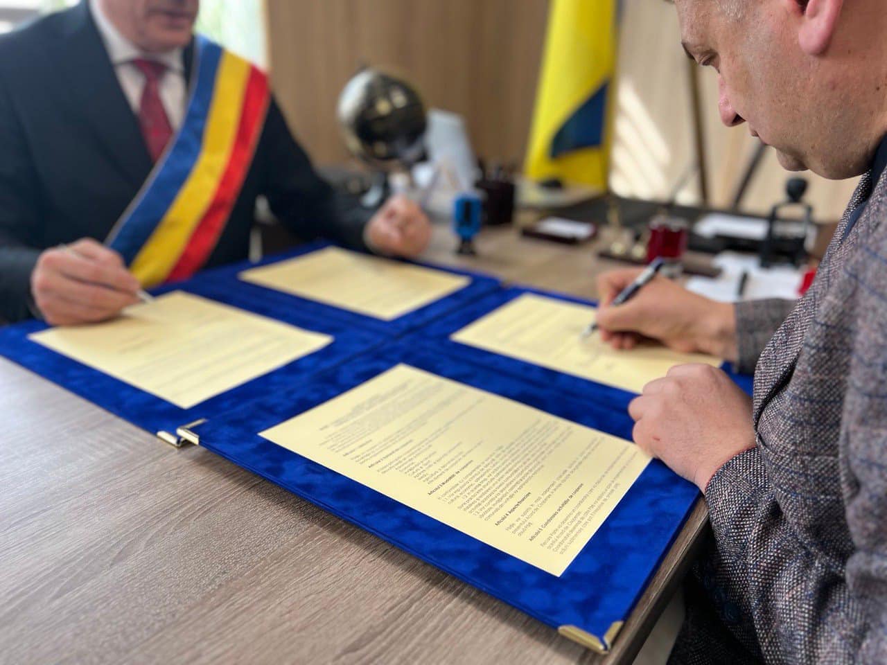 Дві громади Буковини – Волоківська та Кам’янецька – підписали партнерську угоду із комуною Думбравень Сучавського повіту Румунії