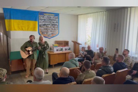 Відомі виконавці Катерина Бужинська та Михайло Грицкан відвідали захисників, що лікуються у Чернівецькому обласному госпіталі ветеранів війни