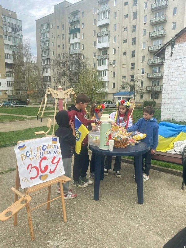 У Новодністровську діти влаштовують благодійні ярмарки, щоб допомогти рідним захисникам на фронті