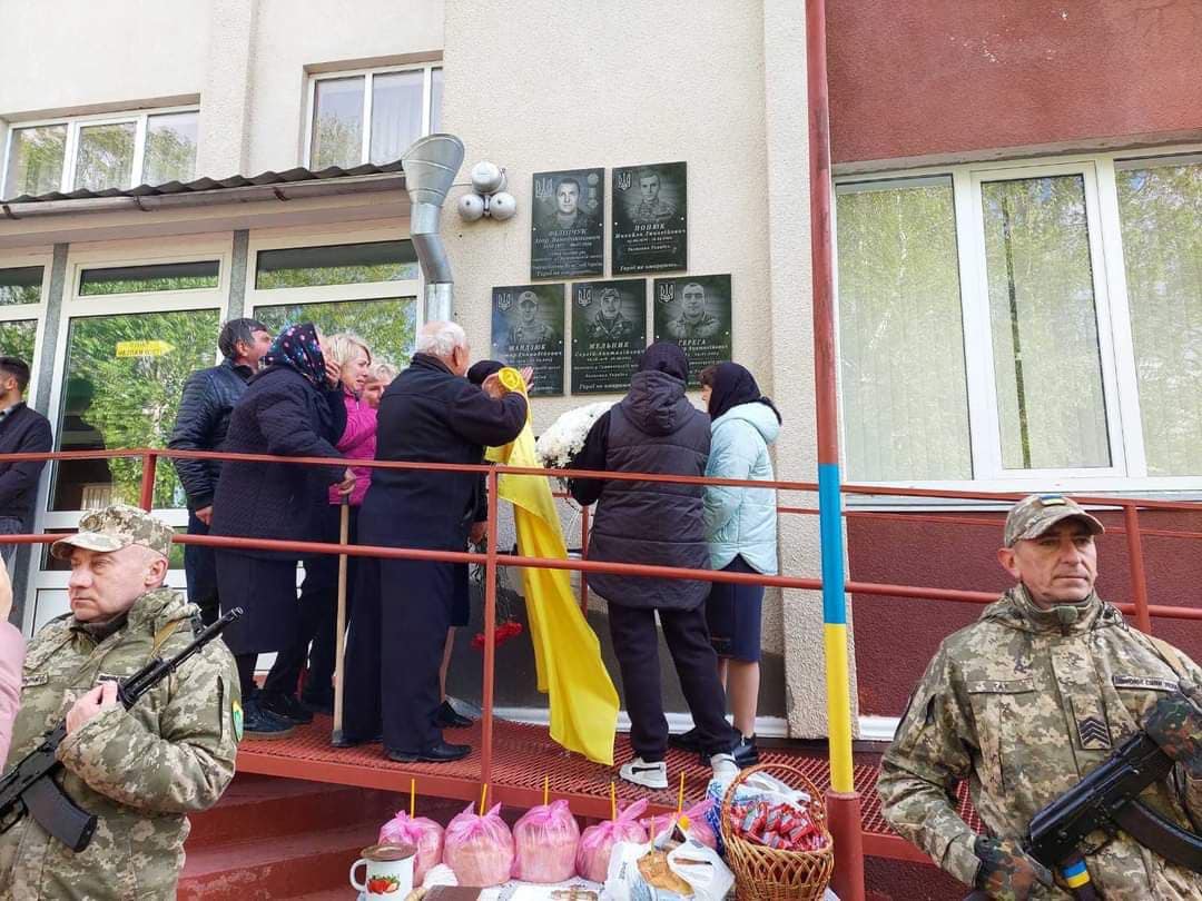 Меморіальні дошки одразу чотирьом випускникам відкрили в школі села Грушівці Кельменецької громади