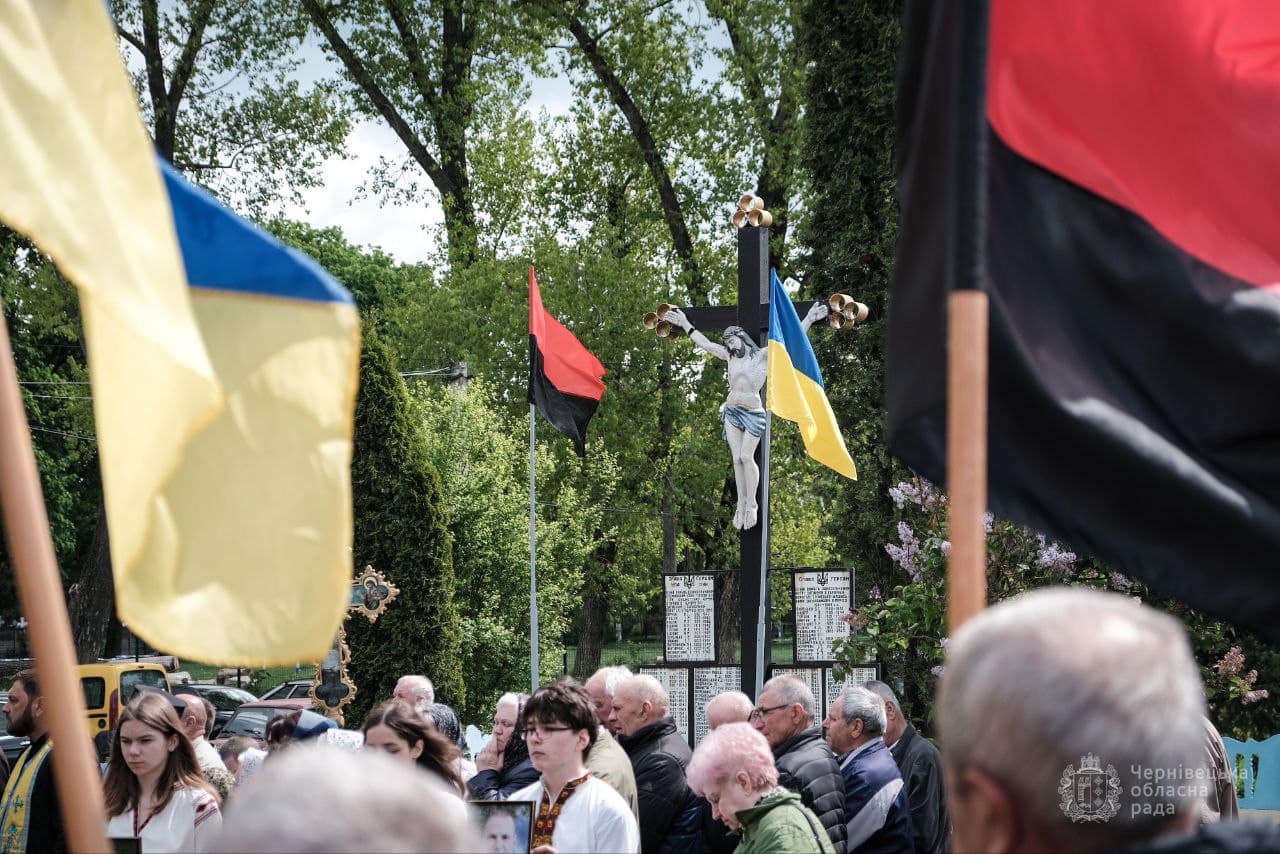 У мікрорайоні Ленківці відбувся мітинг-реквієм у памʼять за Героями Буковини минулого століття та сьогодення, які відали своє життя заради України
