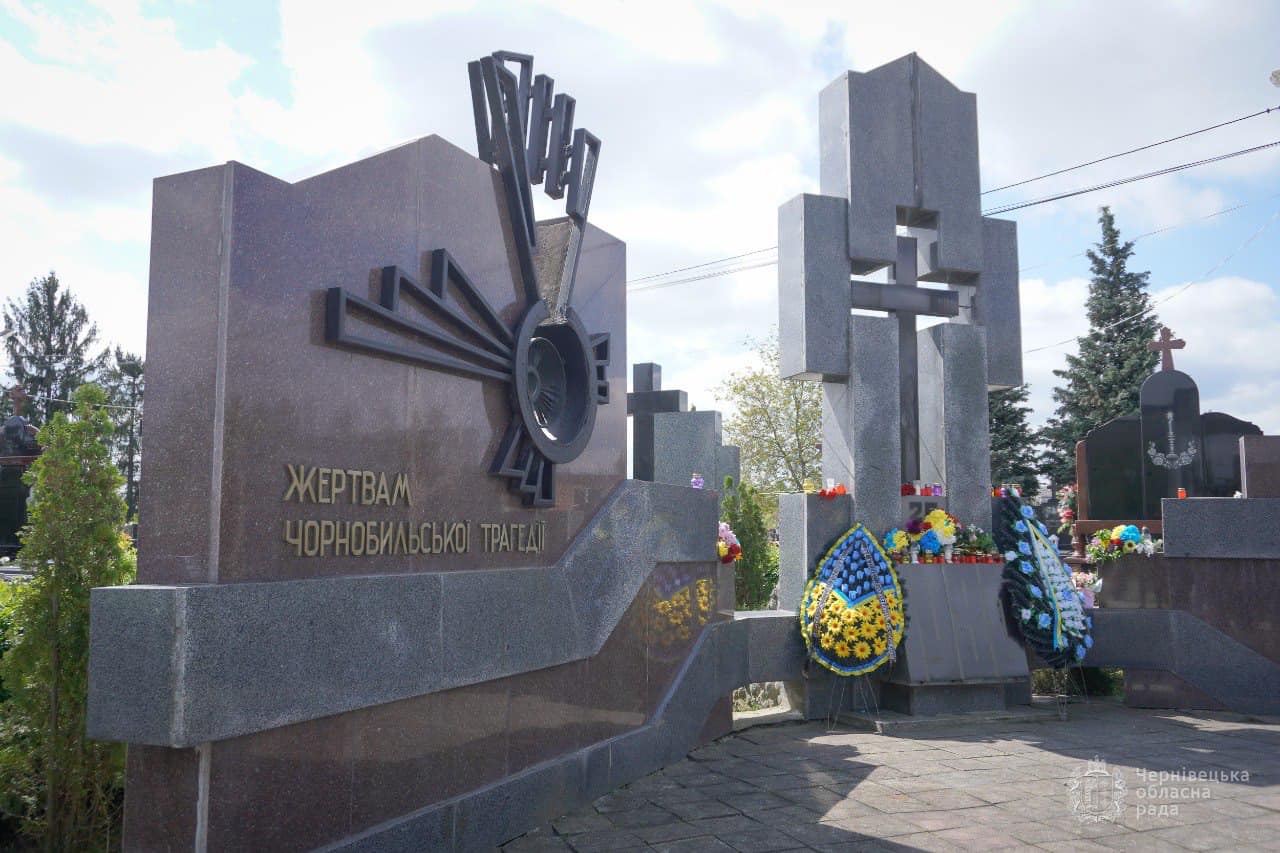 У 38-му річницю з дня аварії на Чорнобильській АЕС відбувся памʼятний захід на Центральному кладовищі Чернівців