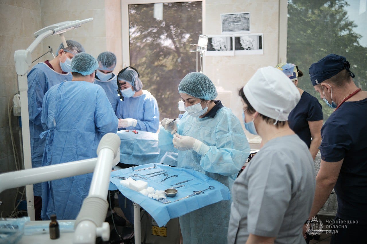Унікальну надскладну операцію провели у Чернівецькій обласній клінічній лікарні