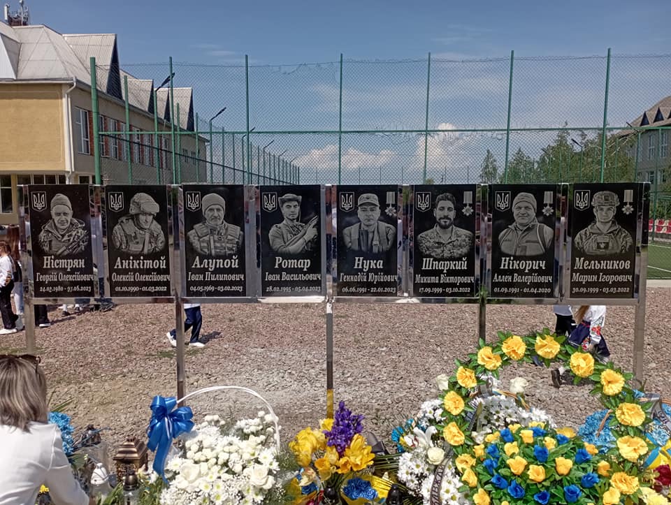 Меморіальні дошки вісьмом полеглим воїнам встановили у Ванчиковецькій громаді
