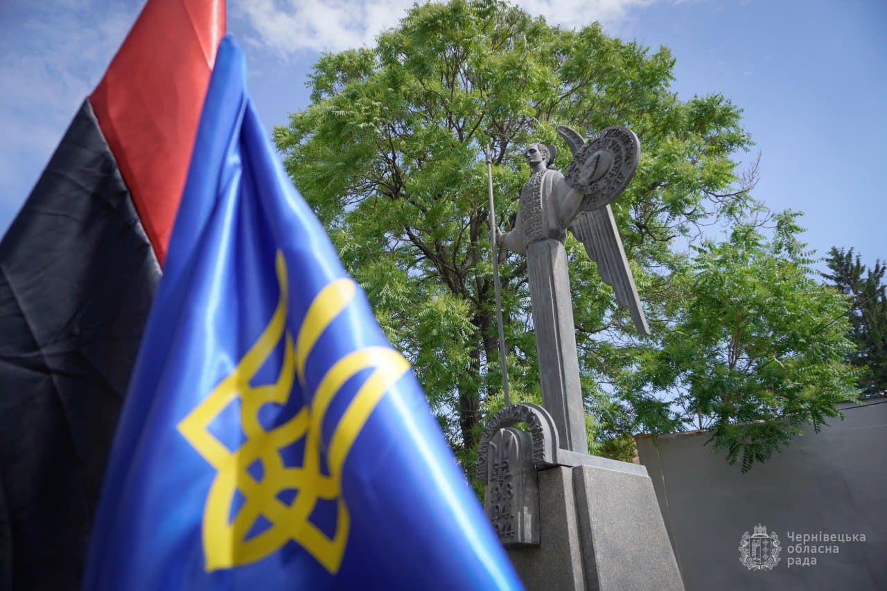 У Чернівцях сьогодні вшанували пам’ять Героїв, які стояли на захисті нашої державності впродовж усієї історії