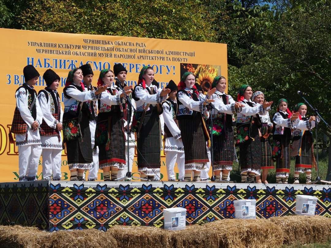 У Чернівецькому обласному музеї народної архітектури та побуту провели мистецький захід «А соняшник квітне!..»