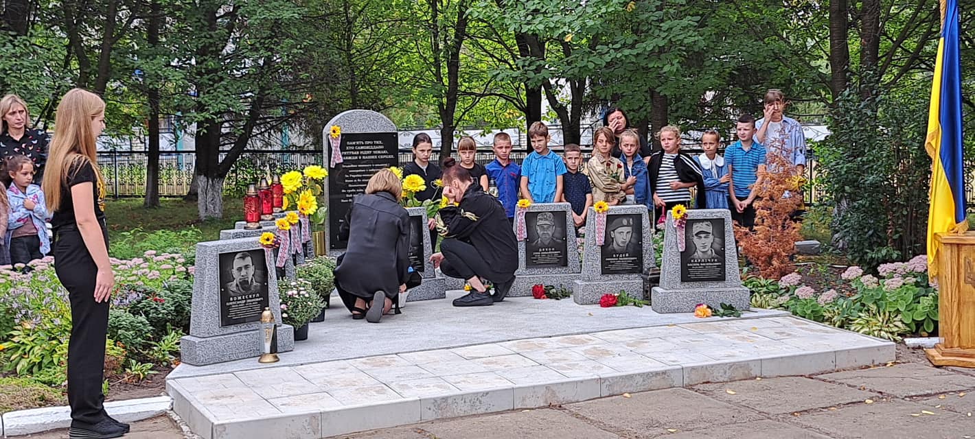 У Старововчинецькому ліцеї, що в Кам’янецькій громаді, відкрили пам’ятні дошки загиблим у російсько-українській війні випускникам Олександру Божескулу та Юрію Кушніру