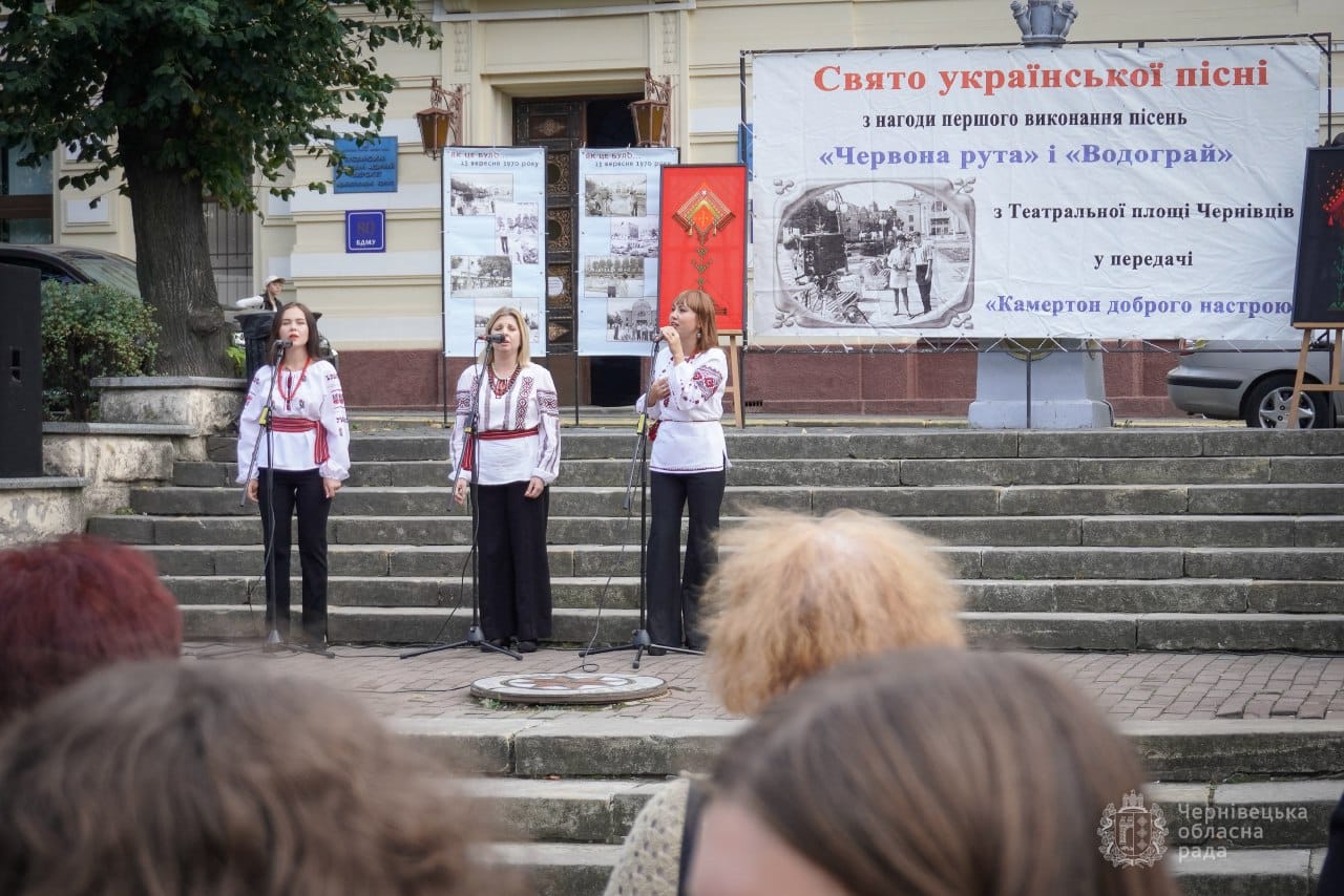 На Театральній площі у Чернівцях відзначили Свято української пісні