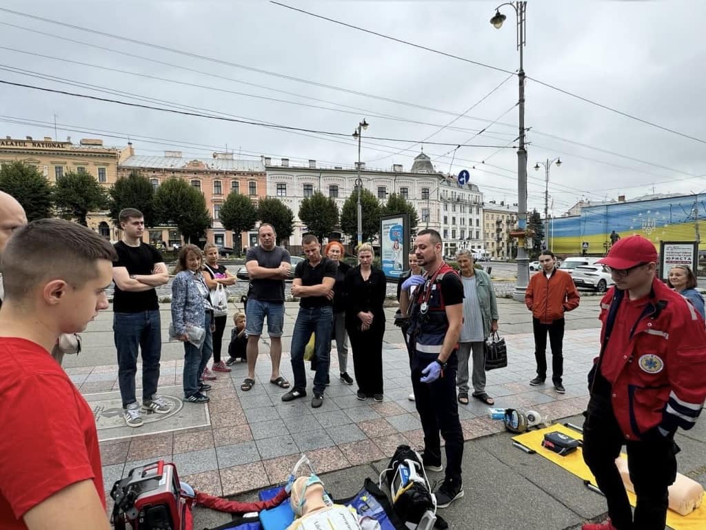 Медики обласної комунальної установи «Чернівецький обласний центр екстреної медичної допомоги та медицини катастроф» провели в громадах заходи до Всесвітнього дня надання першої медичної допомоги