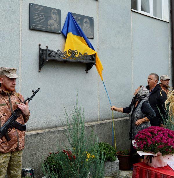 У Новоселицькій громаді відкрили меморіальну дошку полеглому захиснику України Євгенові Безушці