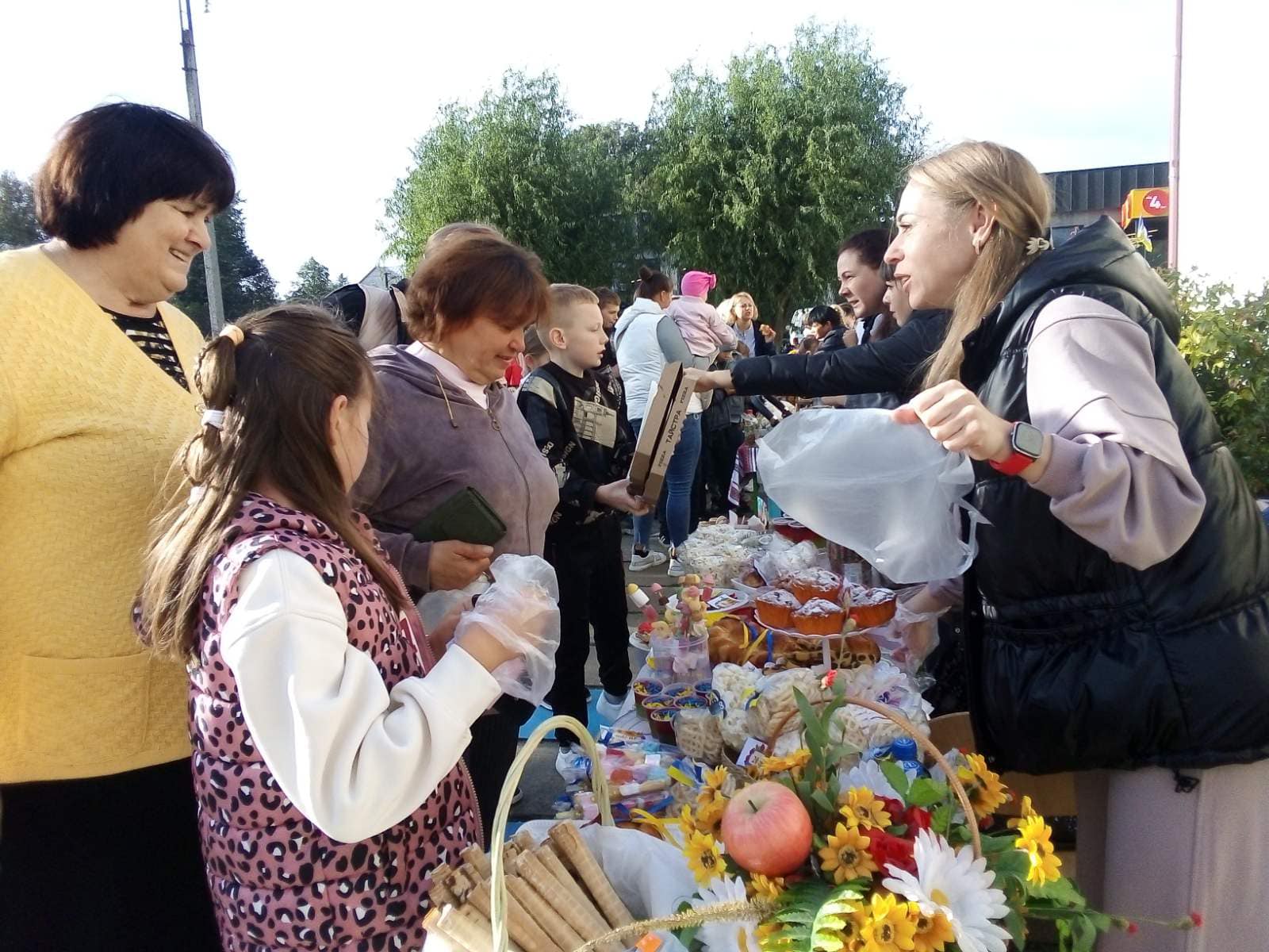 У Романковецькому ліцеї, що в Сокирянській громаді, зорганізували благодійний ярмарок на підтримку Збройних сил України