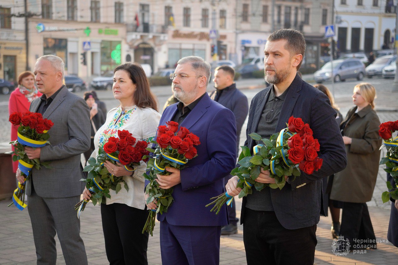 Посол Європейського Союзу в Україні Катаріна Матернова разом із керівництвом краю вшанувала пам’ять полеглих у війні буковинців