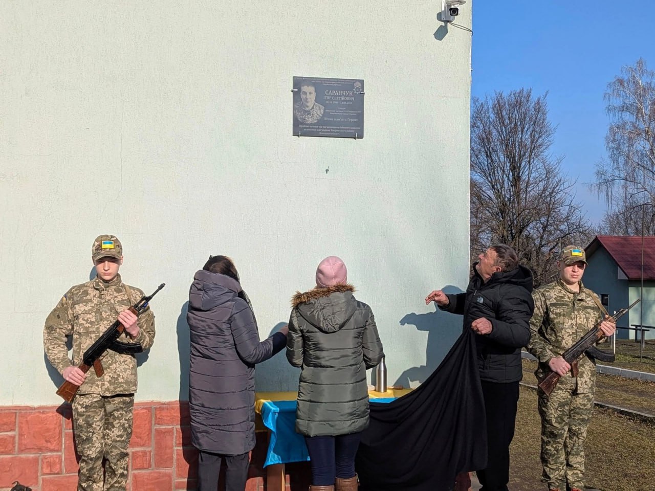 У селі Рукшин, Дністровського району, встановили та освятили меморіальну дошку на честь воїна Ігоря Сергійовича Саранчука