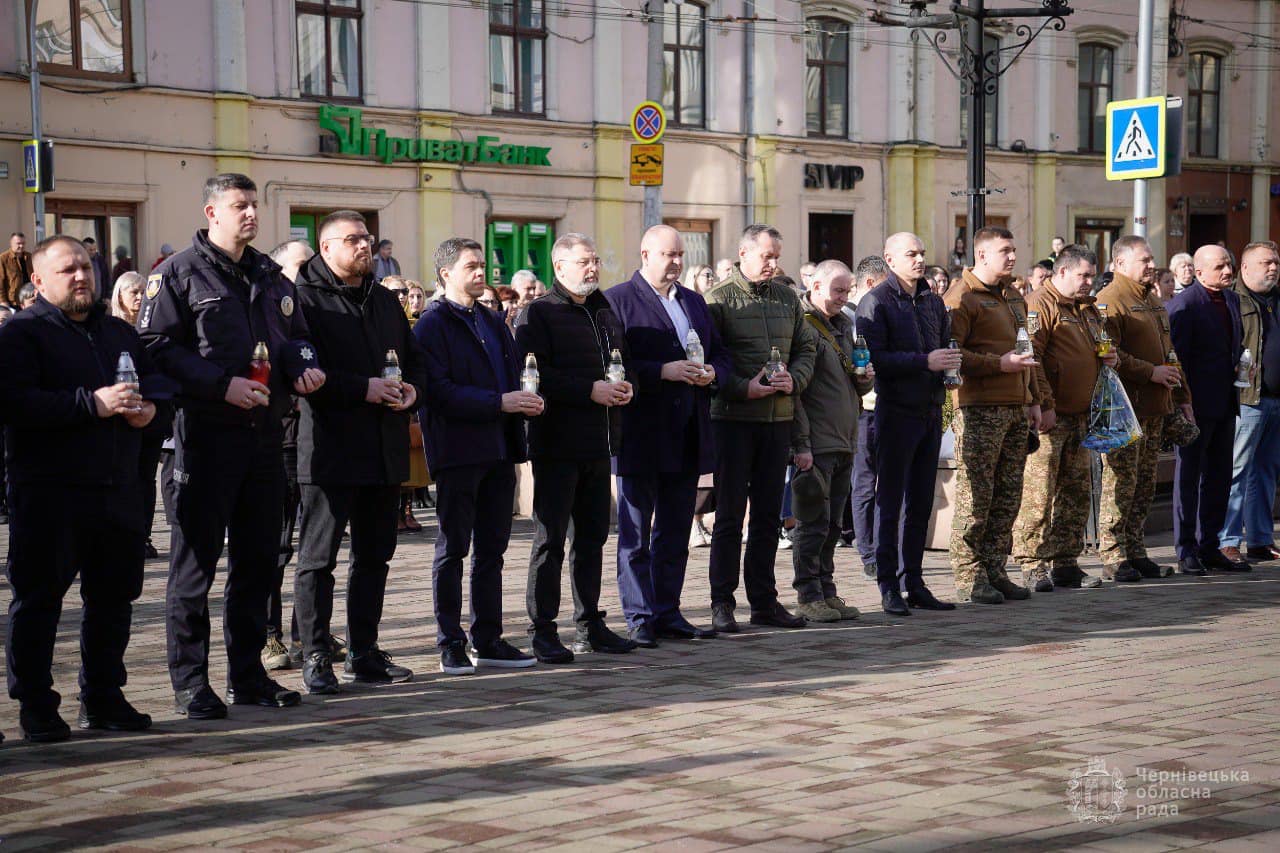 У Чернівцях вшанували пам’ять воїнів, які добровільно стали на захист України від російської агресії.