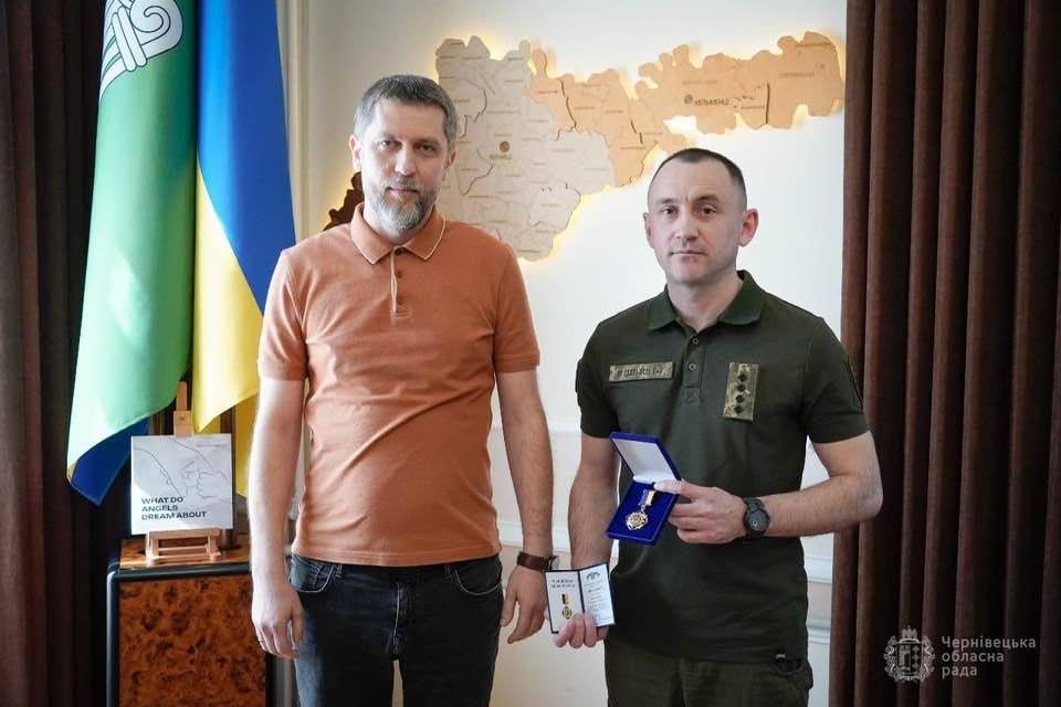 Захисник Олександр Осовський отримав відзнаку голови Чернівецької обласної ради «Незламні»