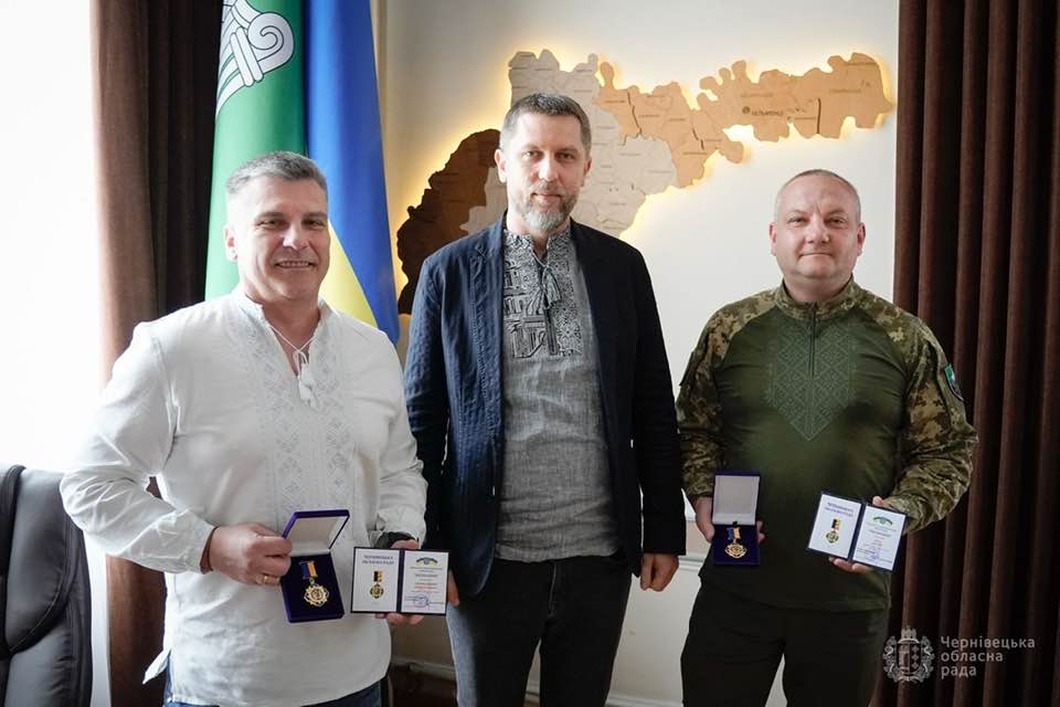 Двоє чернівчан, які з перших днів повномасштабної війни стали на захист України, отримали почесні відзнаки Чернівецької обласної ради