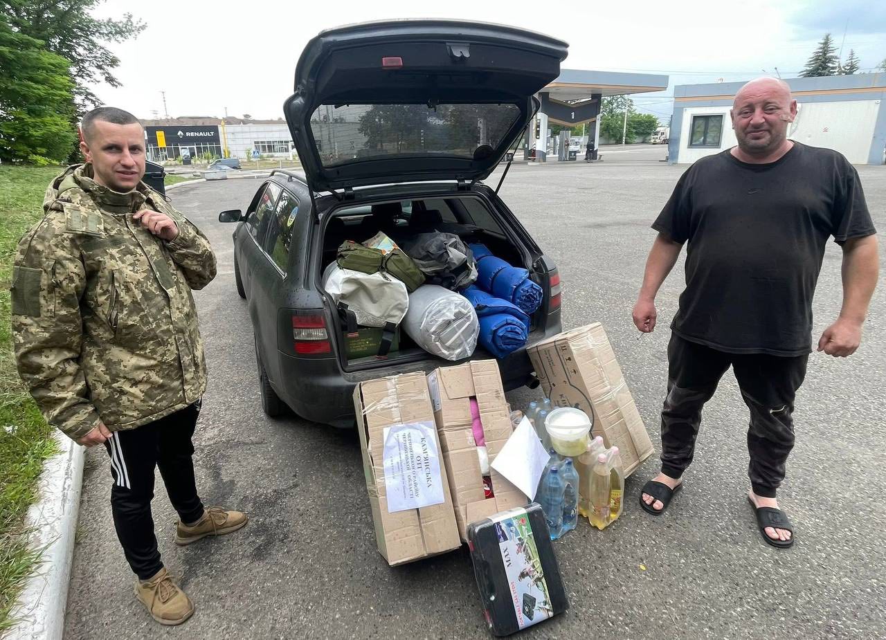 Сторожинецькі волонтери вчергове відвідали захисників на фронті