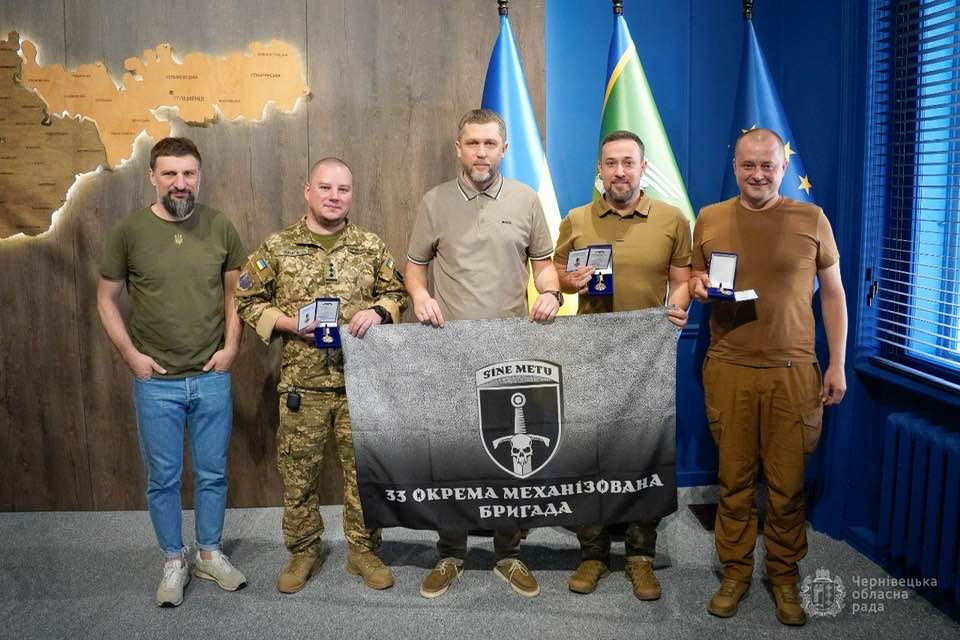 Голова Чернівецької обласної ради Олексій Бойко зустрівся з командиром 33-ої окремої механізованої бригади, полковником Дмитром Палісою, заступником командира, полковником Яном Гнатюком і лейтенантом Юрієм Пахомовим