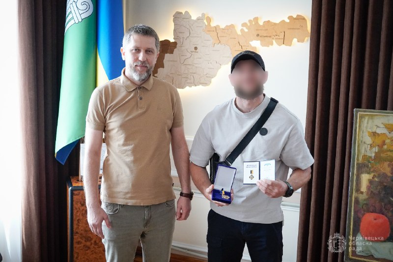 Коли росія розпочала повномасштабне військове вторгнення в Україну, чернівчанин Петро відвіз родину у гірське село, а сам разом із друзями одразу долучився до лав українських оборонців