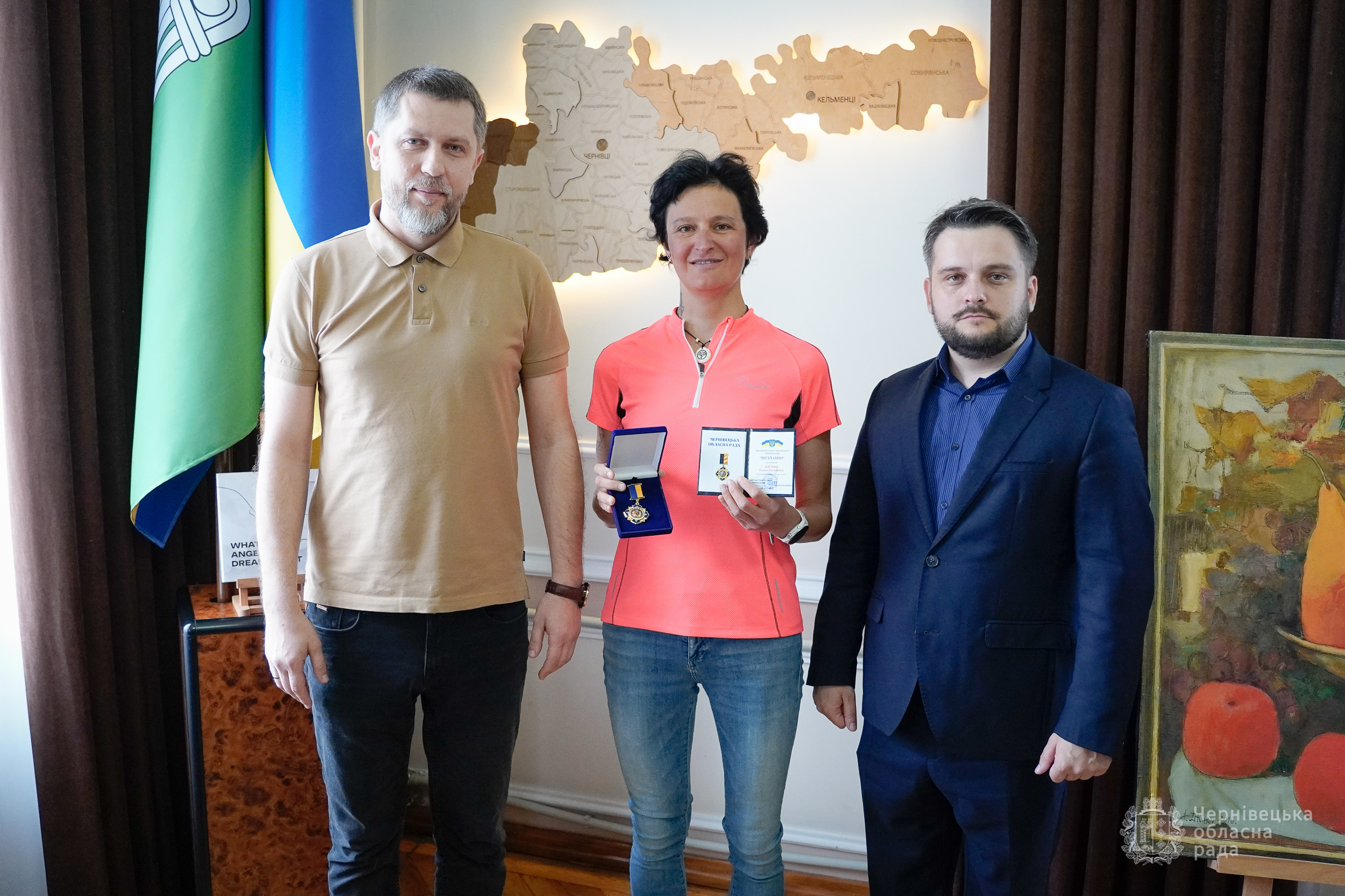 Чернівецька науковиця й альпіністка Олена Карлова отримала почесну відзнаку Чернівецької обласної ради