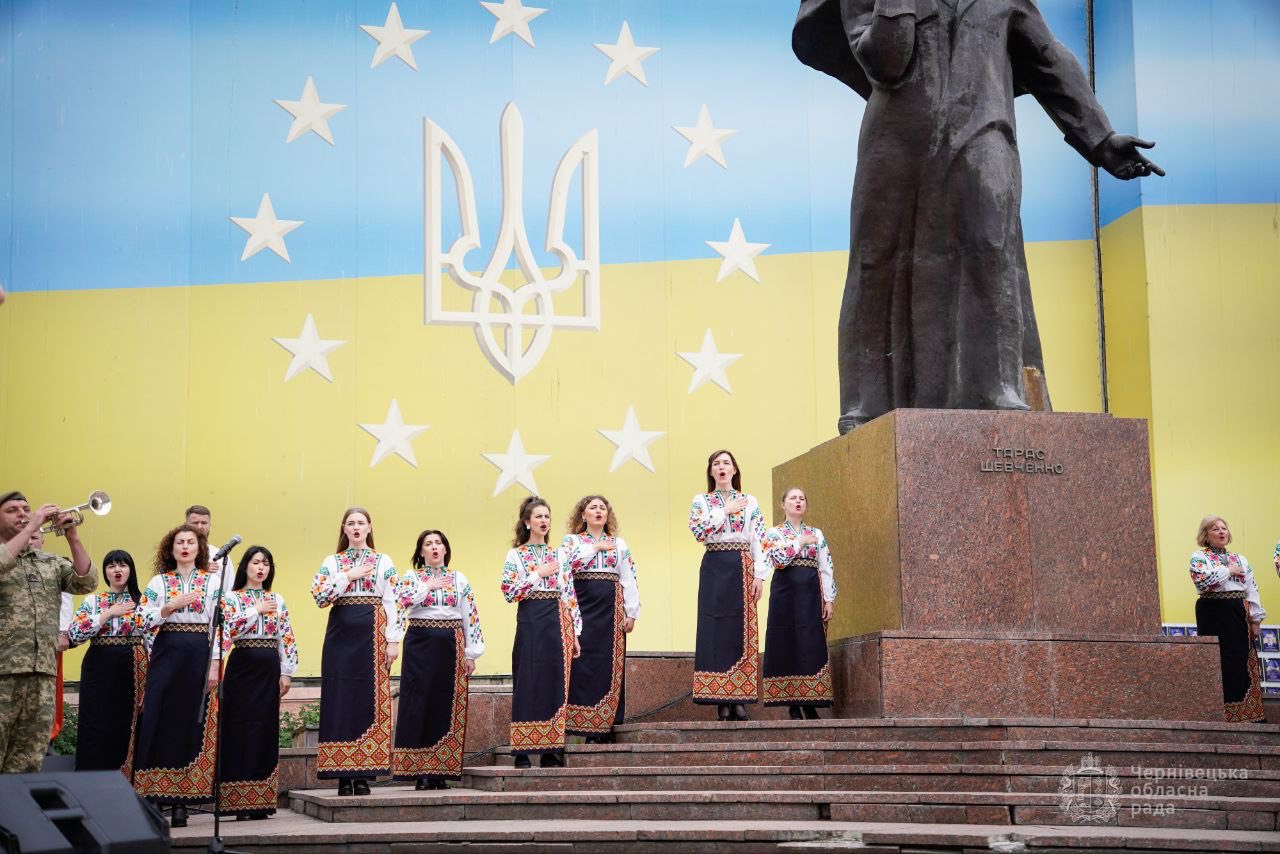 У Чернівцях урочисто відзначили День Конституції України