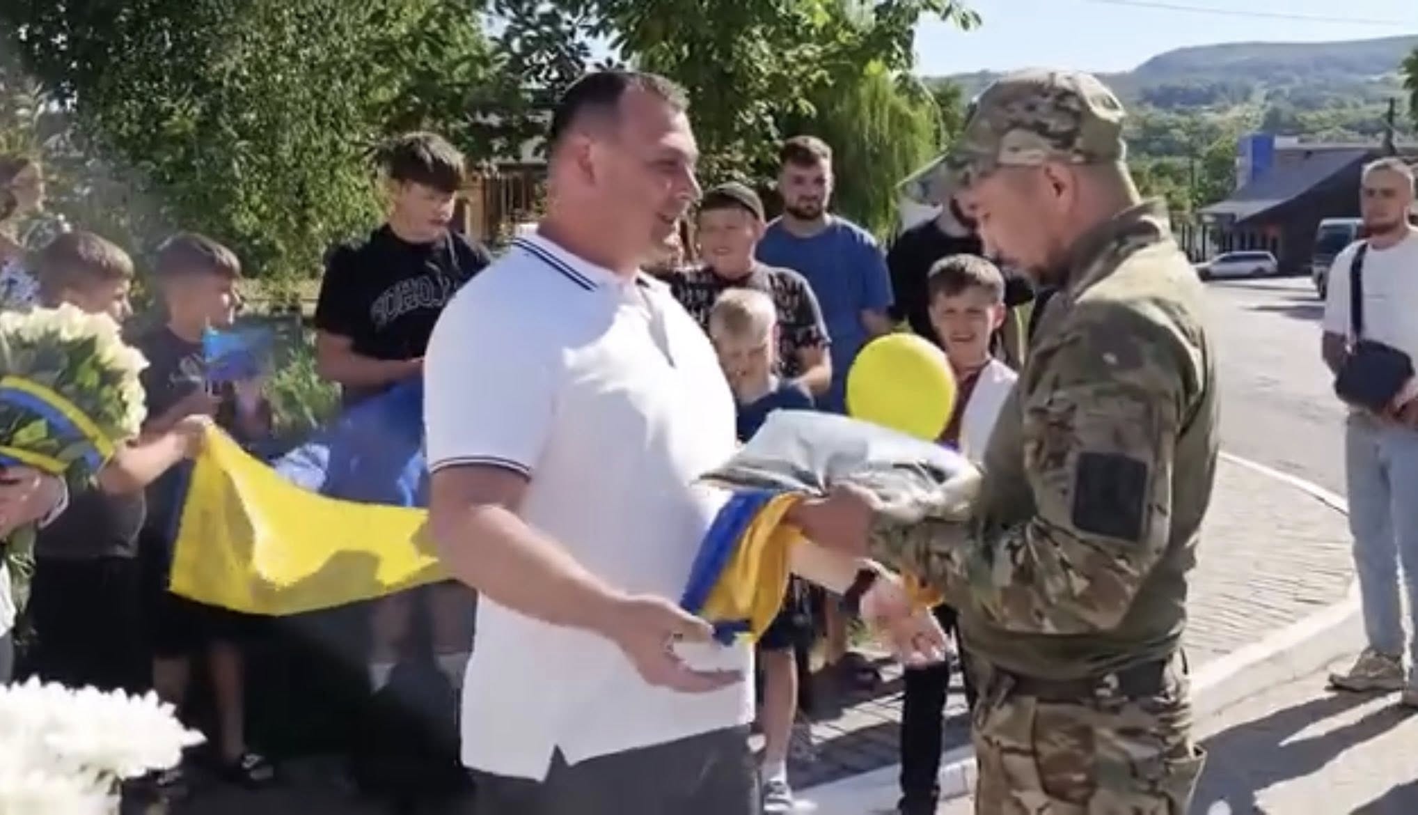 У селі Кам’яна урочисто зустріли захисника Сергія Остафійчука, котрого вдалося звільнити у результаті обміну наприкінці травня