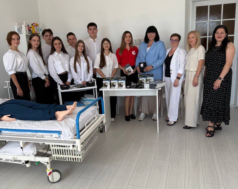 Студенти Чернівецького медичного фахового коледжу виграли грант від Товариства Червоного Хреста України та закупили сучасні тонометри для симуляційного класу