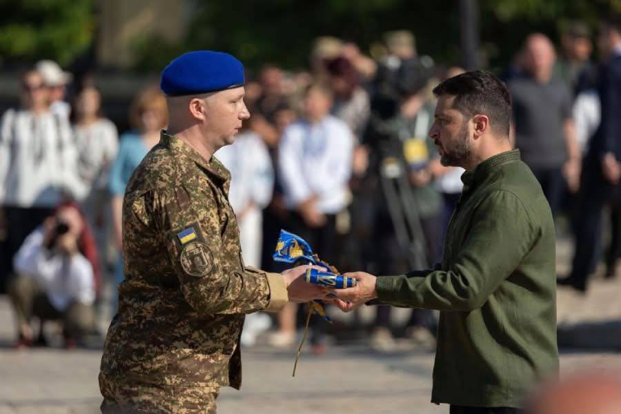 Стрічку до Бойового Прапора з почесним найменуванням «Імені гетьмана Петра Сагайдачного» отримав Чернівецький підрозділ Національної гвардії України – 24 полк