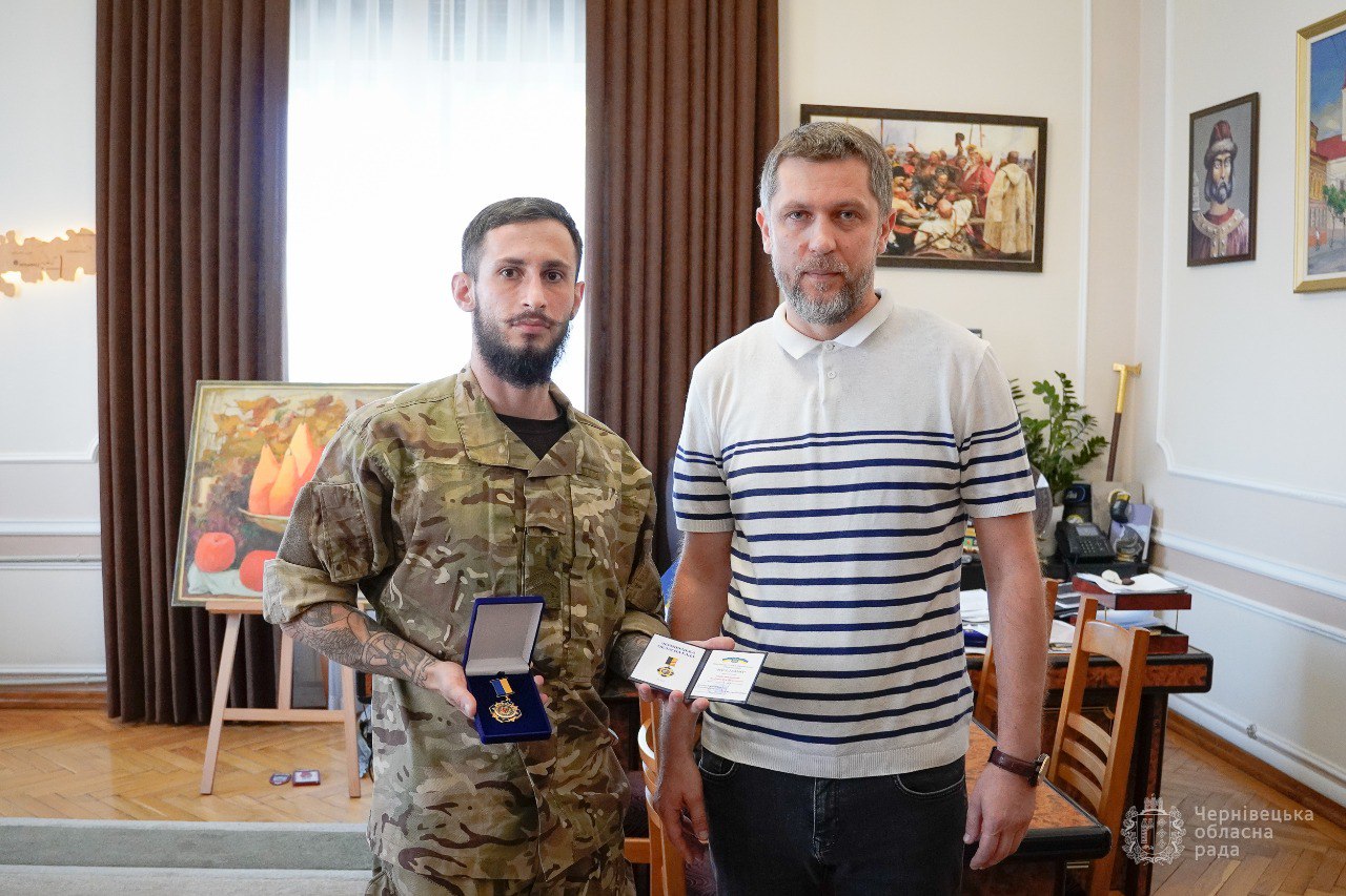Із ветераном російсько-української війни, сміливим воїном Андрієм Янковським зустрівся голова Чернівецької обласної ради Олексій Бойко