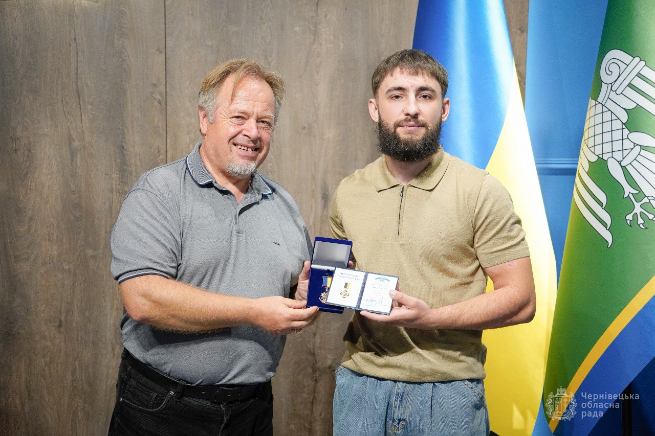 Двоє захисників з Буковини отримали нагороди Чернівецької обласної ради