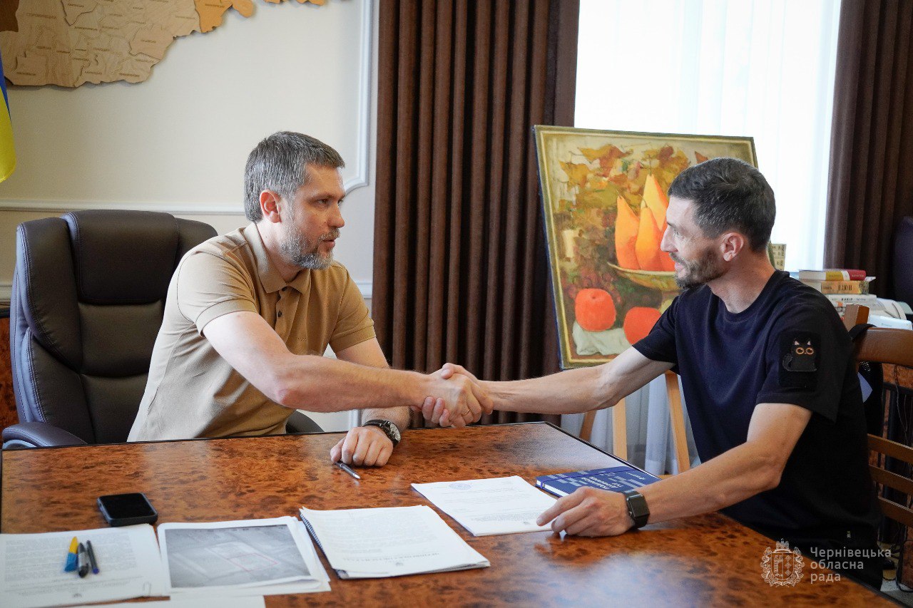 Голова обласної ради Олексій Бойко провів робочу зустріч із керівником Чернівецького обласного центру соціально-психологічної допомоги Захисникам та Захисницям України «Ветеран Хаб» Олександром Кошовим