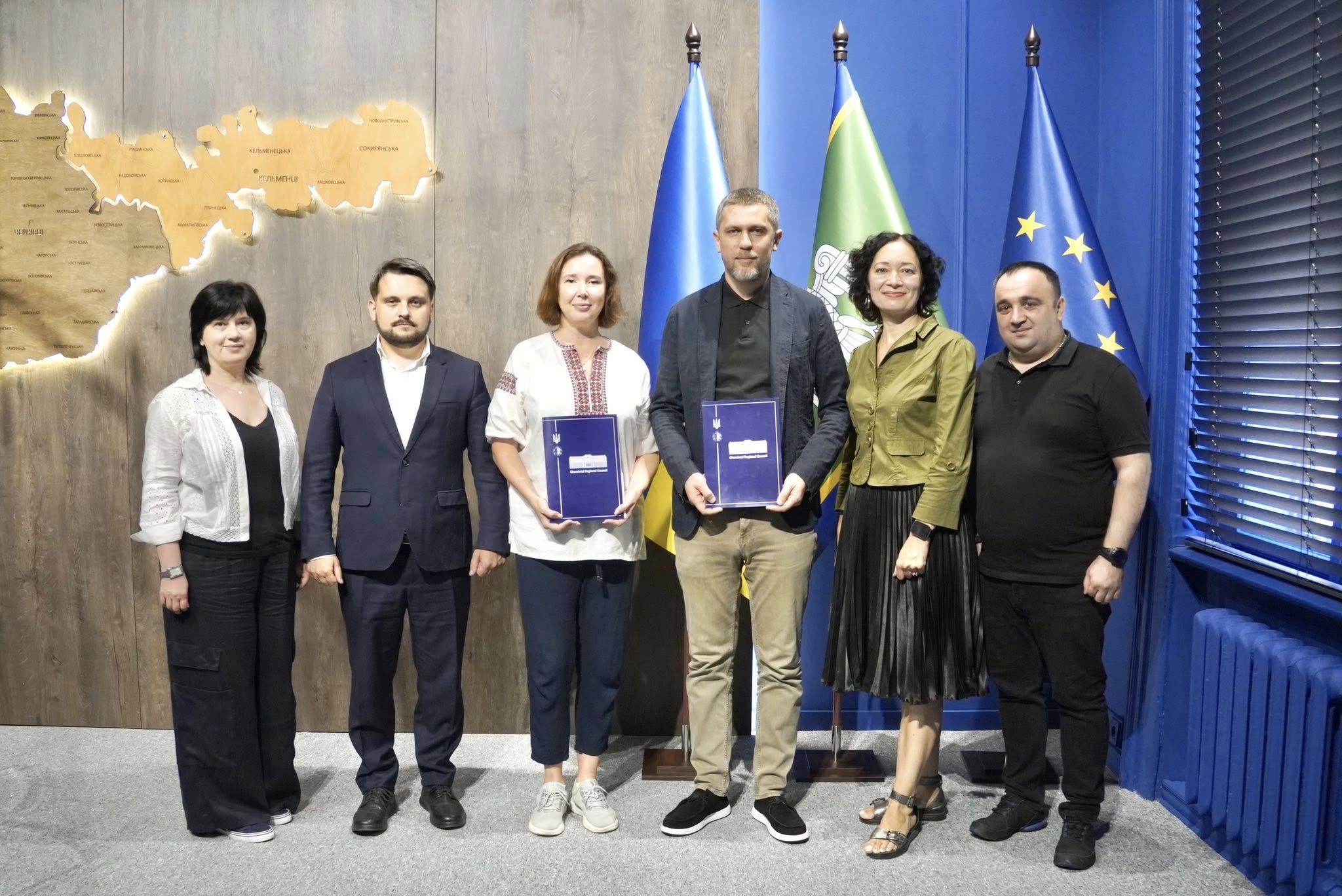У Чернівцях підписано Меморандум про співпрацю між обласною радою та Благодійним фондом «Суспільні ресурси та ініціативи»