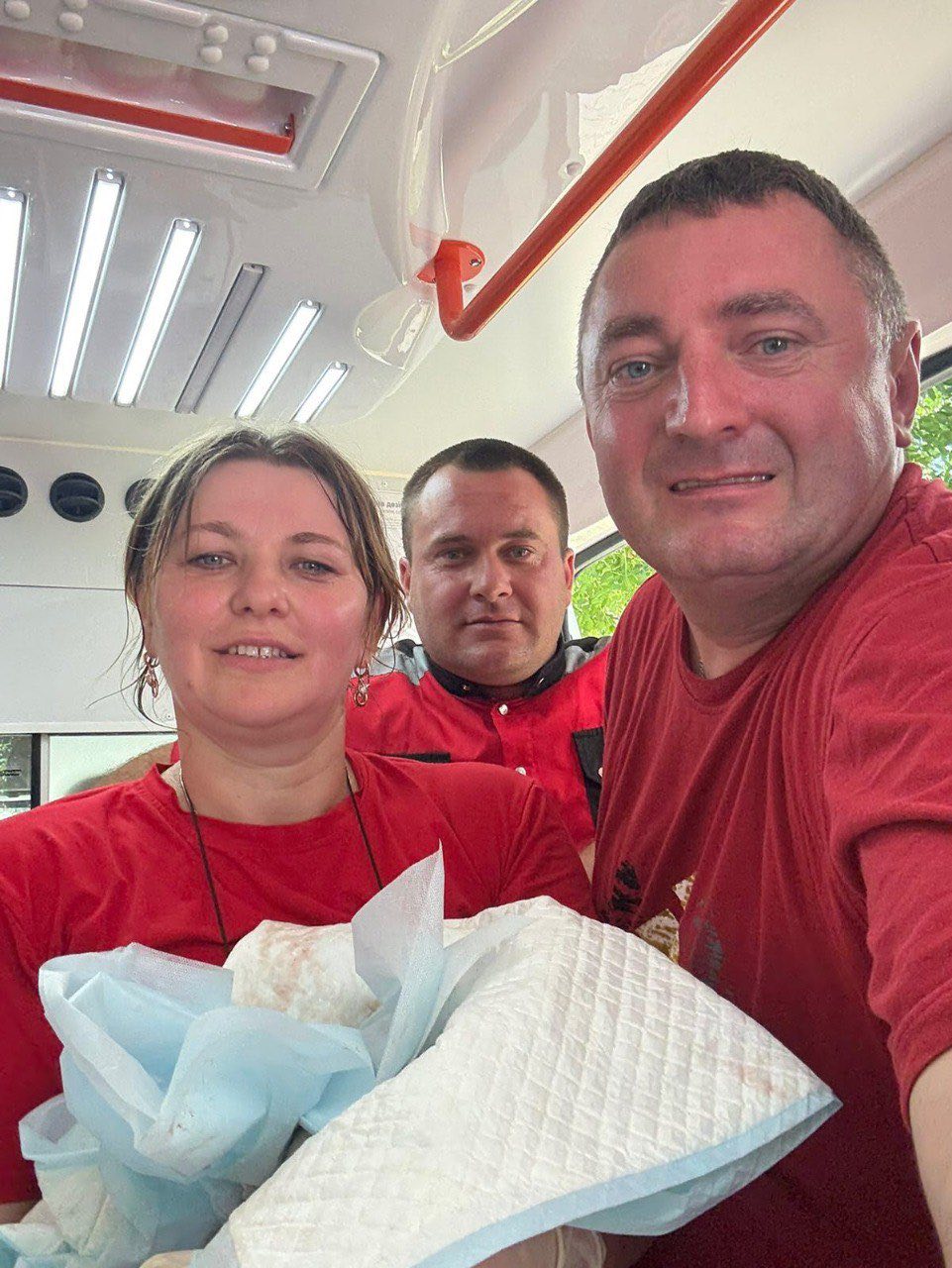 Завдяки умілим діям медиків на світ у кареті «швидкої» з’явилося здорове немовля
