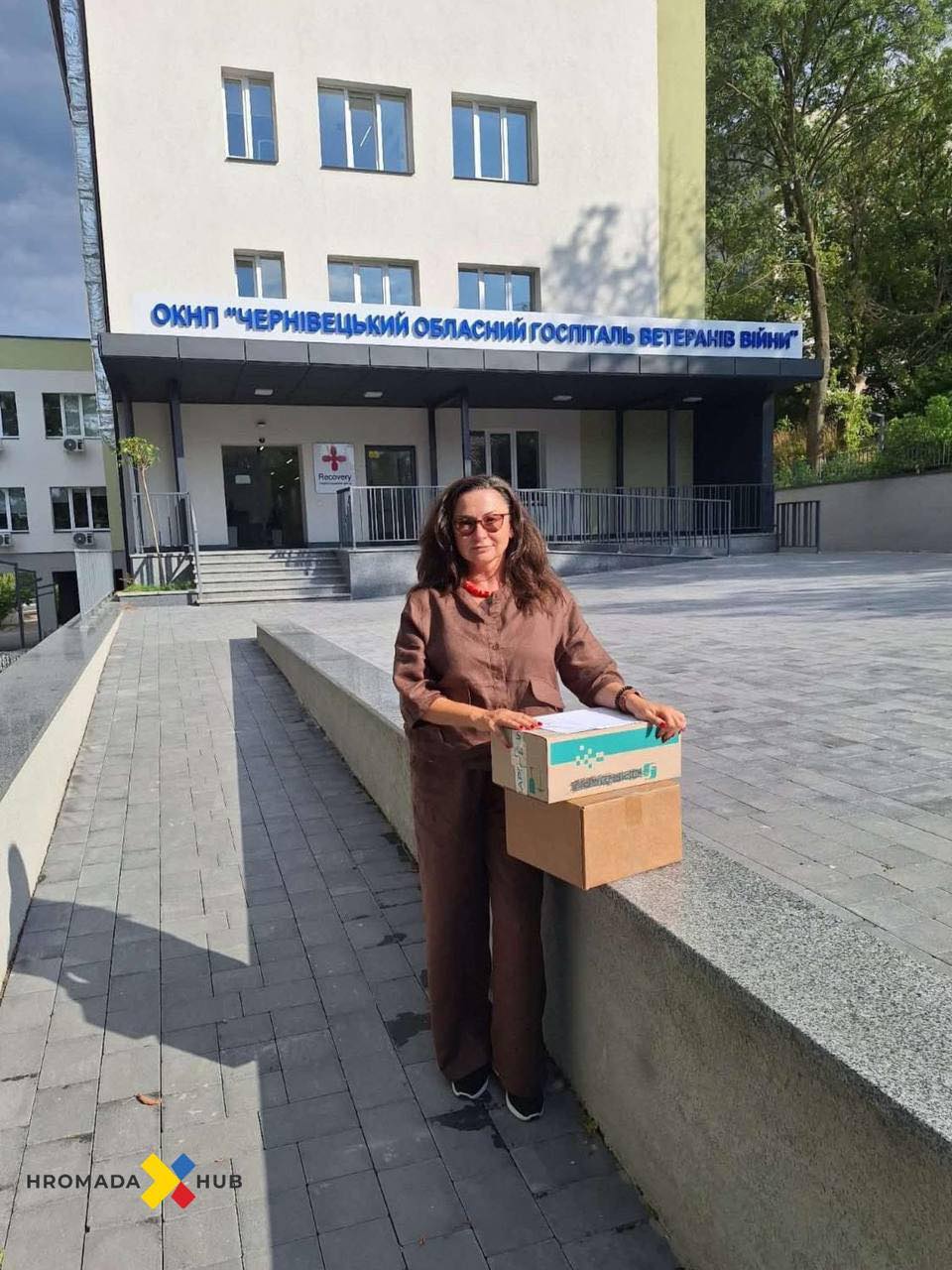 Депутатка обласної ради, голова правління БФ «Hromada Hub» Лілія Бортич передала медикаменти для пацієнтів Чернівецького обласного госпіталю ветеранів війни