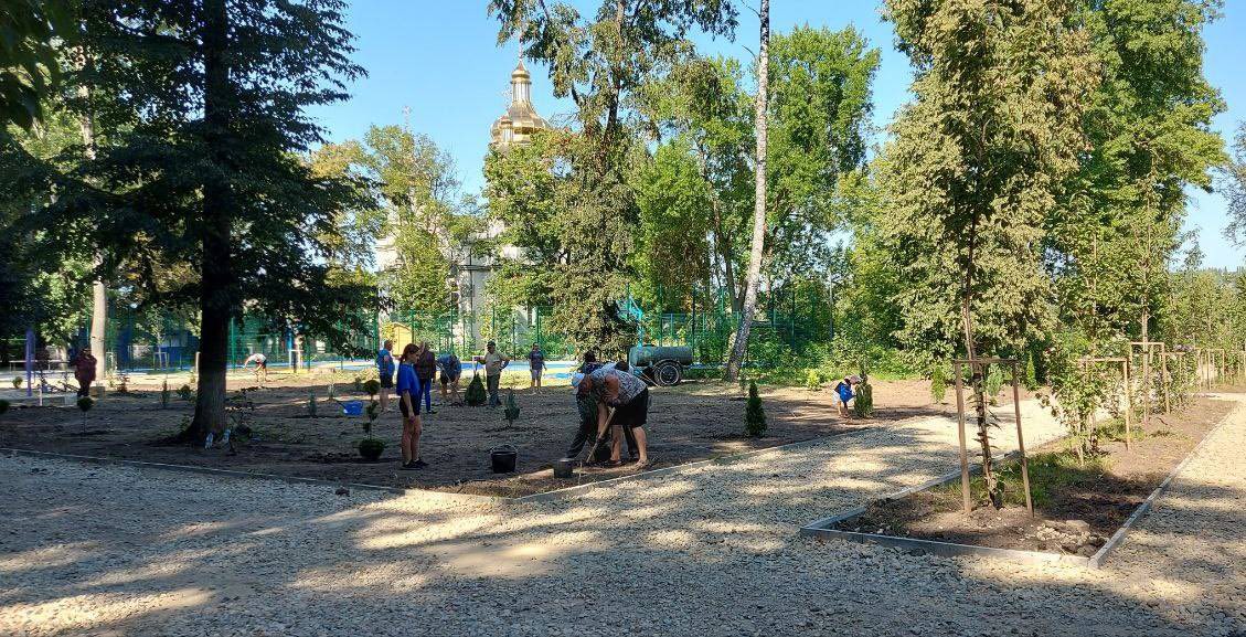 У Глибоцькому селищному парку створили «Алею єдності»
