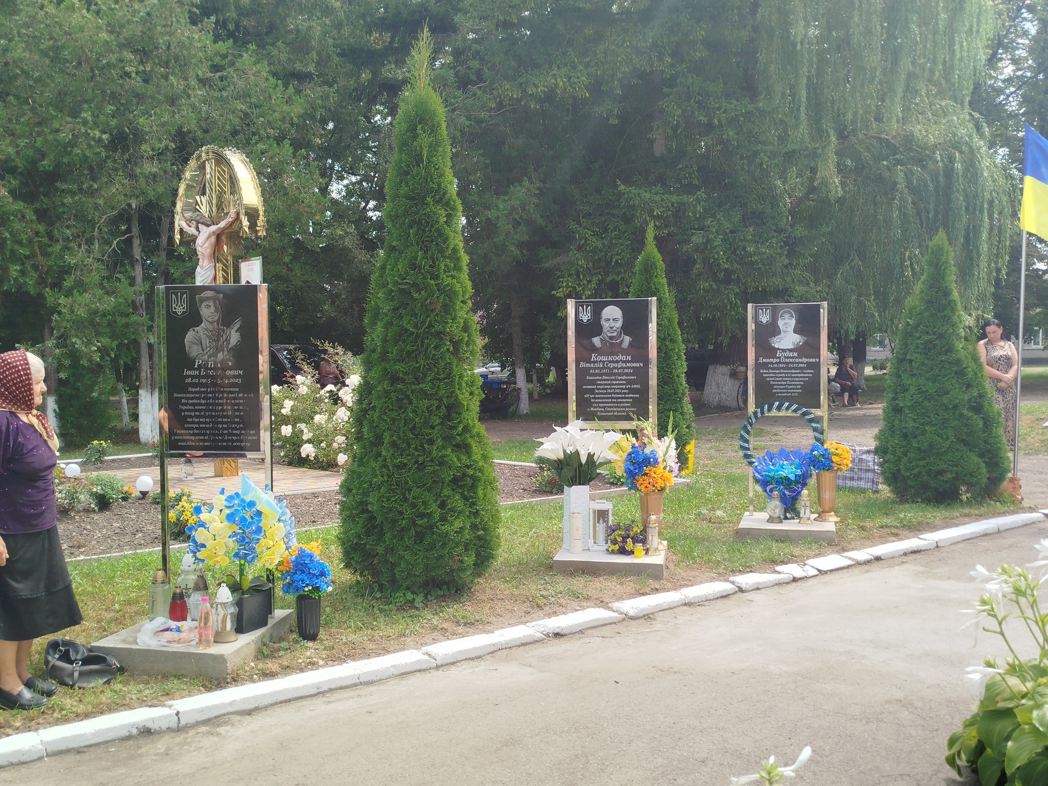 У селі Костичани, що у Ванчиковецькій громаді, відкрили меморіальні дошки загиблим на війні землякам Віталію Кошкодану, Євгену Оніщенку та Дмитрові Будяну