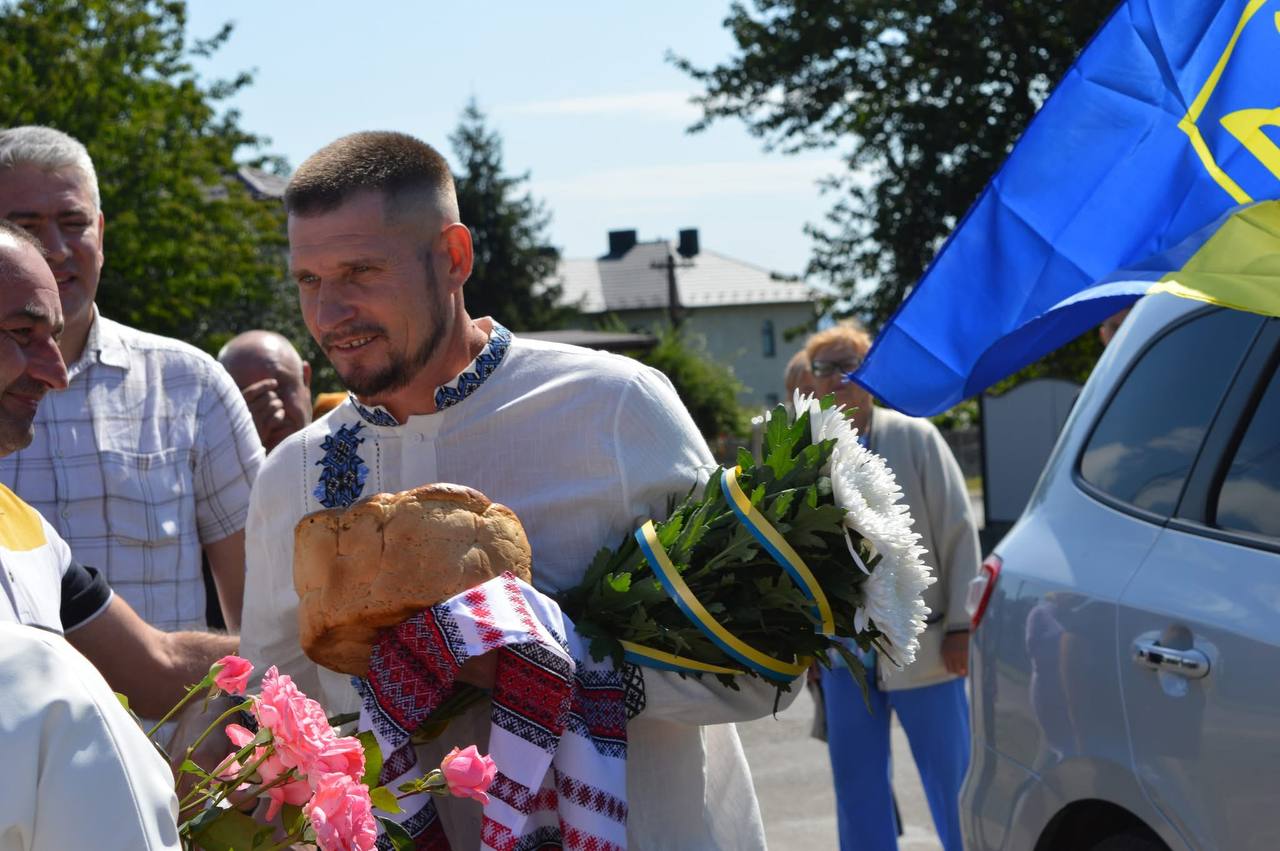 Новоселицька громада зустрічала Миколу Короля, який повернувся з полону