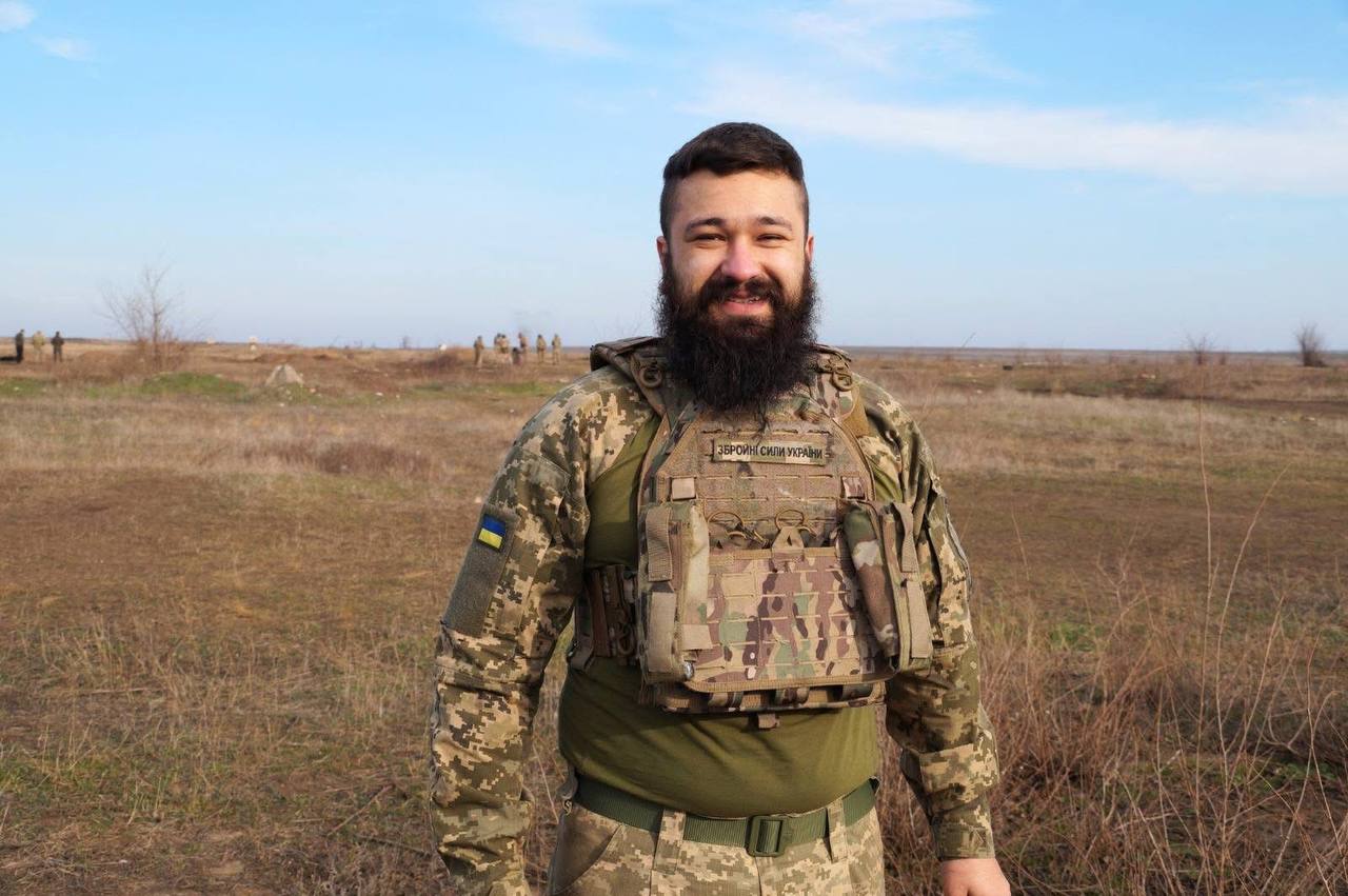 Високу нагороду – почесний нагрудний знак «Золотий хрест» від Головнокомандувача Збройних сил України – отримав житель села Зелена Лівинецької громади, старший матрос Станіслав Бурлака