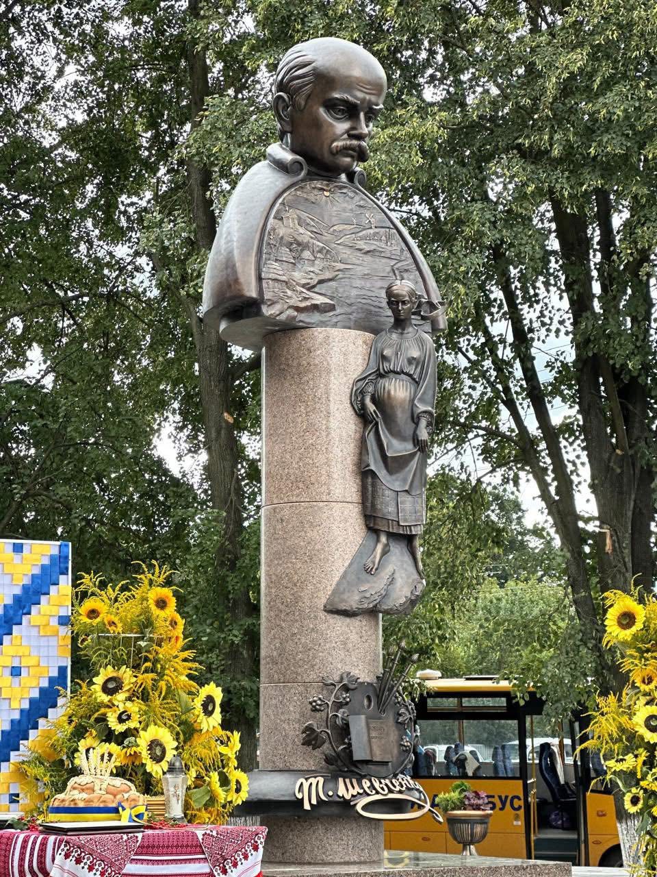 У селі Мамаївці відкрили пам’ятний простір із меморіалами Тарасові Шевченку та воїнам ОУН-УПА