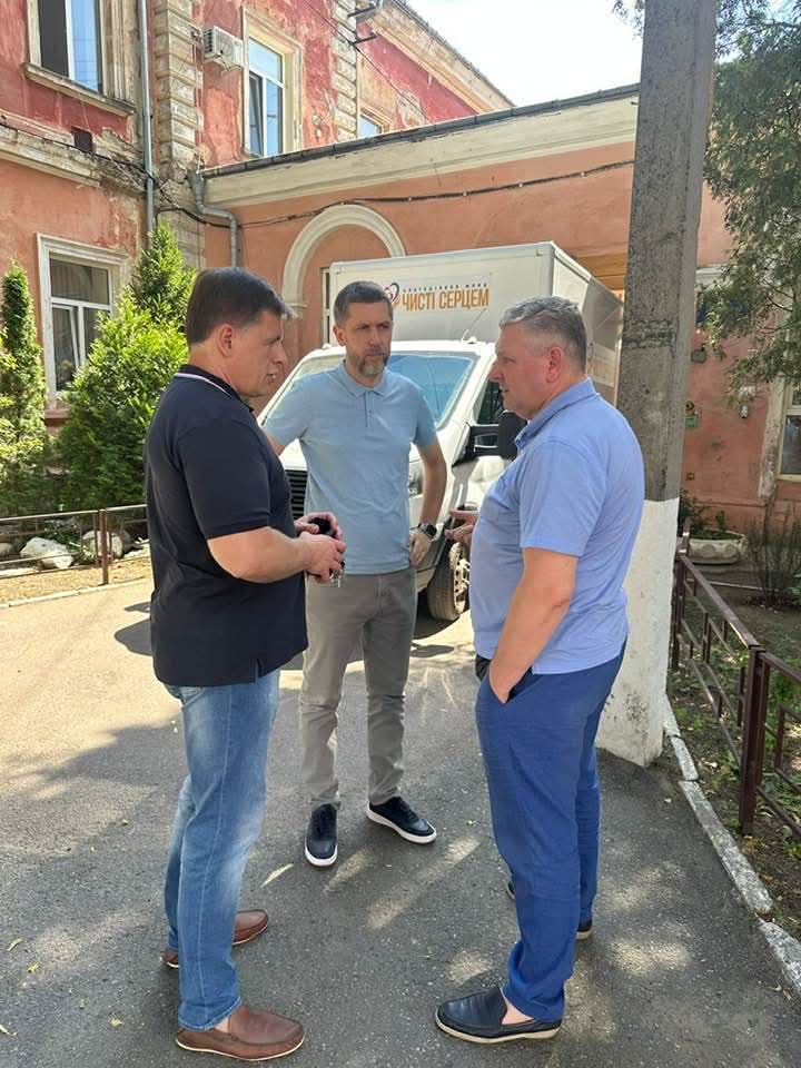 Голова Чернівецької обласної ради Олексій Бойко зустрівся із Василем Вишиванюком – благодійником із сусідньої Франківщини, який уже тривалий час допомагає і буковинській громаді.