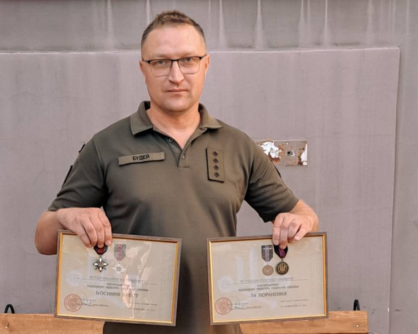Капітан ЗСУ з Глибоччини Дмитро Будей отримав від Міністра оборони України дві почесні відзнаки – орден «Військовий Хрест» та нагороду «За поранення»